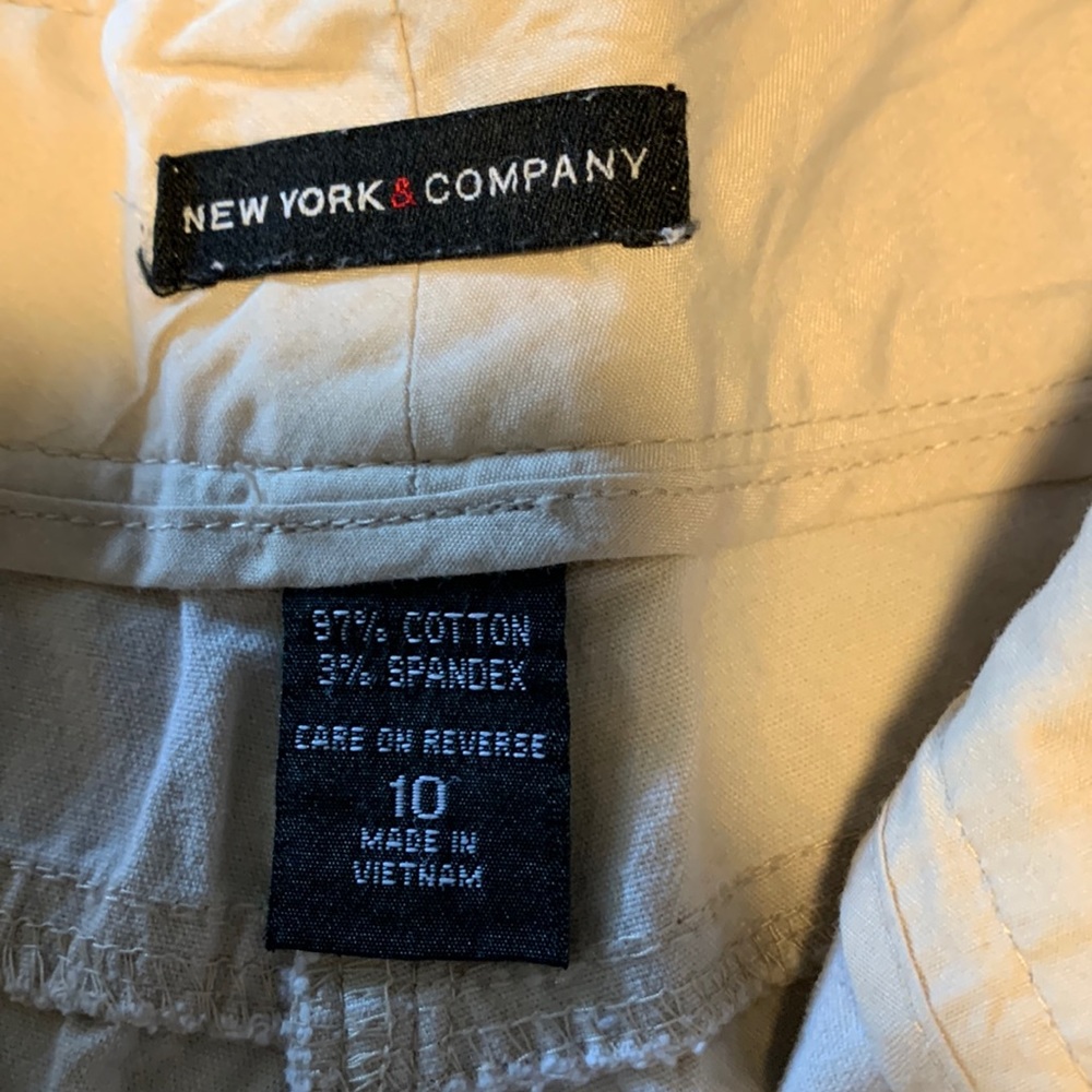 💥2 for$10 💥 3 1/2” inseam, 97% cotton, 3% spandex tan. Cute front pockets